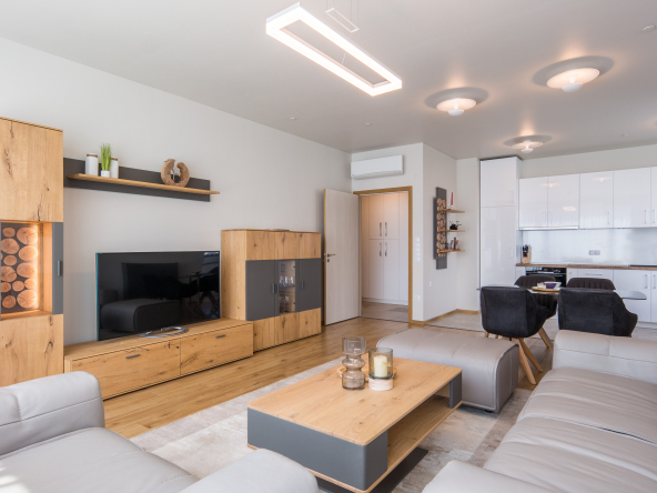 Луксозен тристаен апартамент под наем с гараж в ж.к. Изток