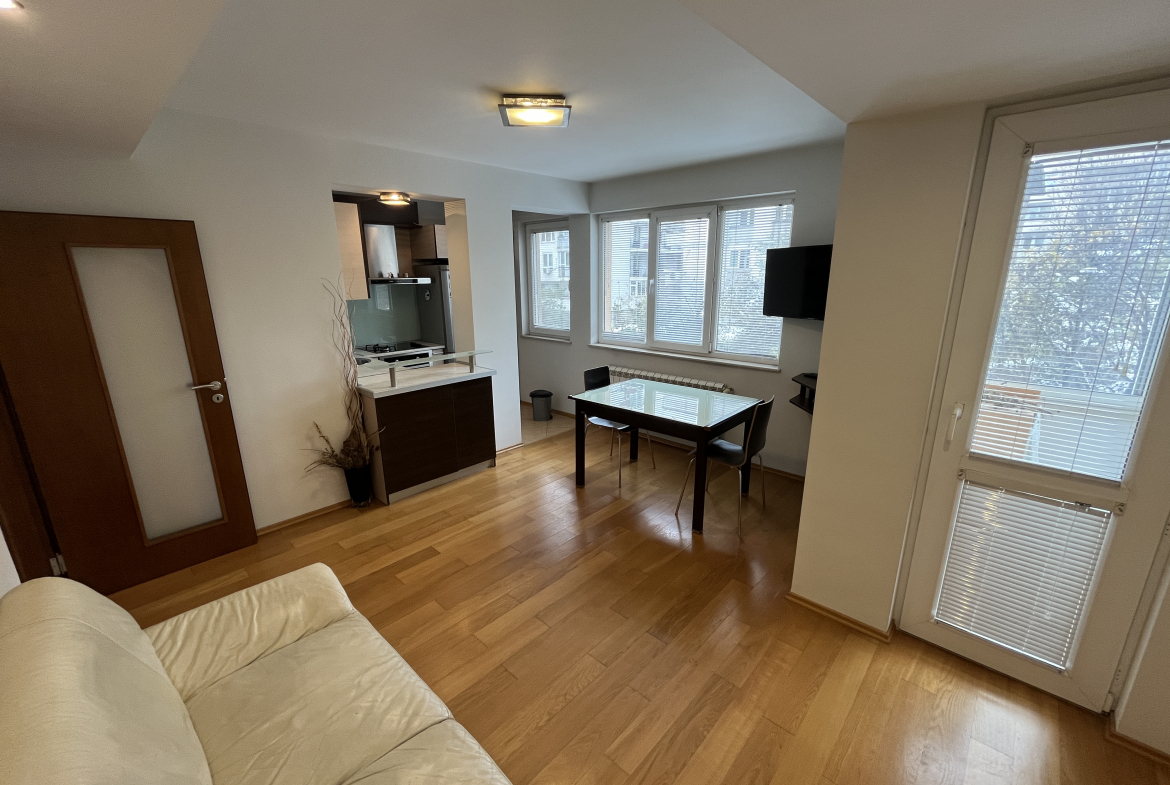 Стилен и просторен четиристаен апартамент под наем с гараж в ж.к. Редута