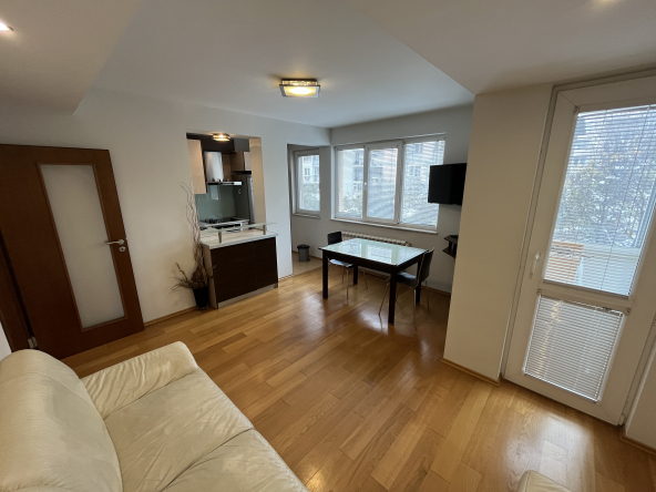 Стилен и просторен четиристаен апартамент под наем с гараж в ж.к. Редута