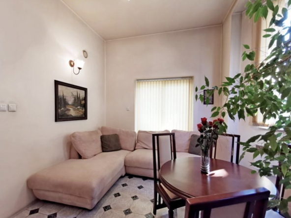 Светъл тристаен апартамент за продажба с двор в центъра на София