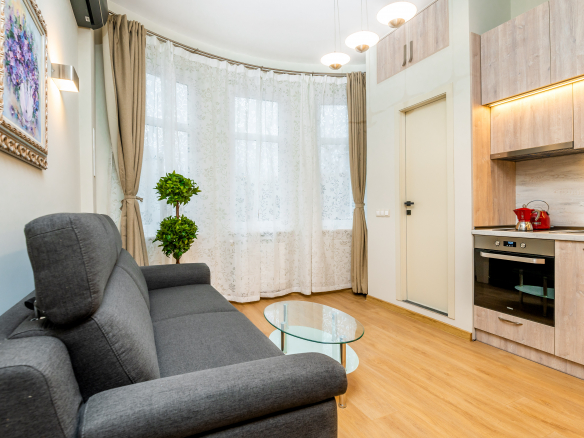 Кокетен модерно обзаведен апартамент студио под наем в ТОП центъра на София